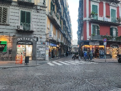 Foto Negozio in Tommaso Caravita, Napoli Centro Storico di 38 m² in vendita