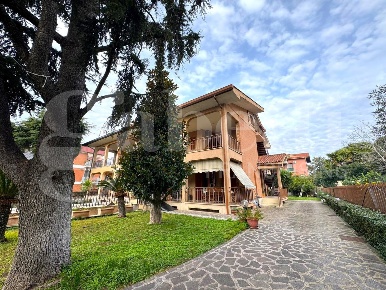 Foto Villa bifamiliare in Viale della Repubblica 178, Marino di 331 m²