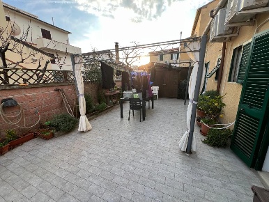 Foto Case semi ndipendenti a Cecina Cecina Centro di 120 m² con 7 locali