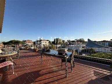 Foto Attico a Massa Marina di Massa Centro di 85 m² con 4 locali in vendita