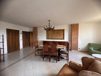 Foto Villa bifamiliare a Siena Fuori Porta Romana di 200 m² con 10 locali