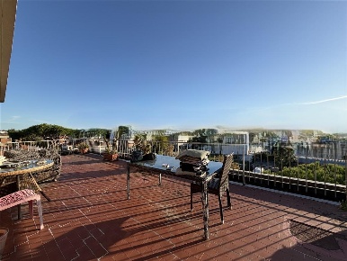 Foto Attico a Massa Marina di Massa Centro di 85 m² con 4 locali in vendita