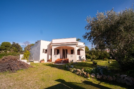 Foto Villa unifamiliare a Pulsano Monti D'Arena Bosco Caggione di 138 m²