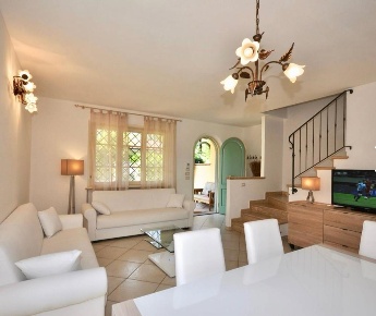 Foto Villa bifamiliare a Seravezza Ripa Pozzi Querceta Ponterosso di 103 m²