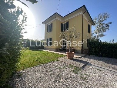 Foto Villa unifamiliare a Lucca San Concordio di 130 m² con 5 locali