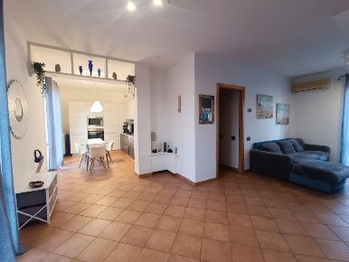 Foto Appartamento a Massa Marina di Massa Centro di 105 m² con 5 locali