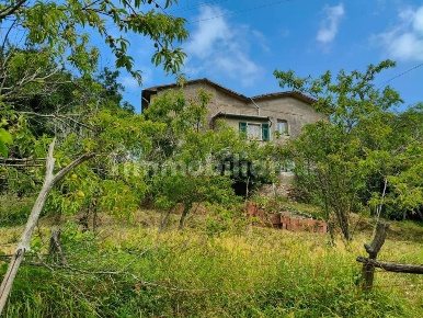 Foto Casa indipendente a Fosdinovo di 150 m² con 6 locali in vendita