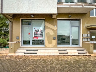 Foto Locale commerciale a Maiolati Spontini Moie di 147 m² con 2 locali