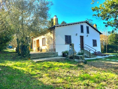 Foto Villa unifamiliare in via del parietario, Ronciglione di 120 m²