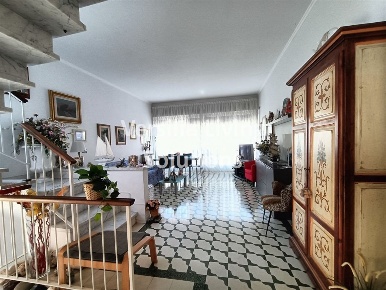 Foto Villa a schiera a Viareggio di 180 m² con 6 locali in vendita