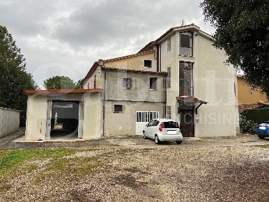 Foto Casa indipendente a Treia di 344 m² con 11 locali in vendita