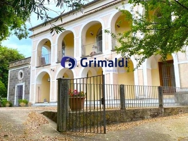 Foto Appartamento a Caserta di 700 m² con 20 locali in vendita