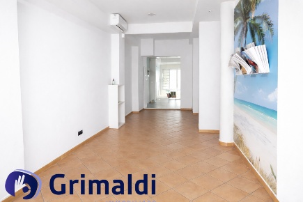 Foto Locale commerciale a Napoli Chiaia di 40 m² con 2 locali in affitto