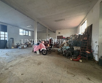 Foto Capannone industriale a Castelnuovo Magra di 300 m² con 1 locali