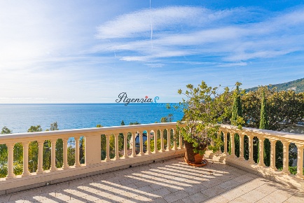 Foto Appartamento in Via Camillo Cavour, Ospedaletti di 114 m² con 3 locali