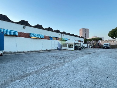 Foto Locale commerciale in Via delle Macchie 4, Livorno di 400 m²