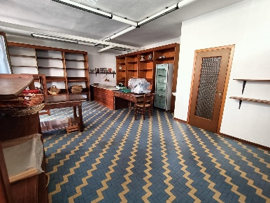 Foto Locale commerciale a Carrara Marina di Carrara di 70 m² con 3 locali