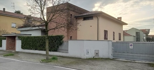 Foto Villa unifamiliare a Mezzago Centro di 440 m² con 5 locali in vendita
