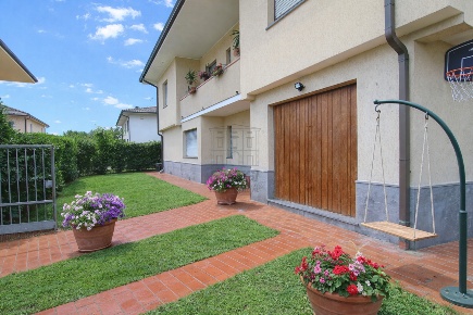Foto Villa unifamiliare in Viale G. Puccini 1718, Lucca Sant'Anna di 220 m²