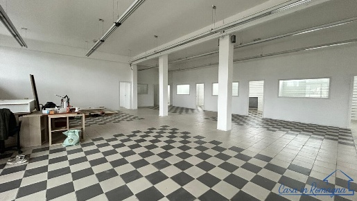 Foto Locale commerciale in Via Ausa, Rimini Cerasolo di 2130 m² in vendita