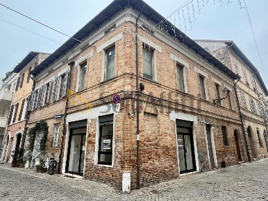 Foto Locale commerciale a Senigallia Centro Storico di 70 m² con 3 locali