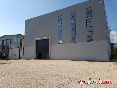 Foto Capannone industriale a Poggibonsi Bellavista di 580 m² con 1 locali
