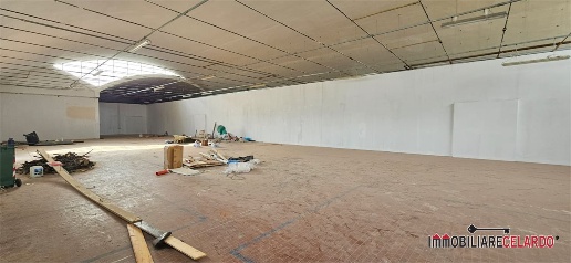 Foto Capannone industriale a Poggibonsi Bellavista di 580 m² con 1 locali