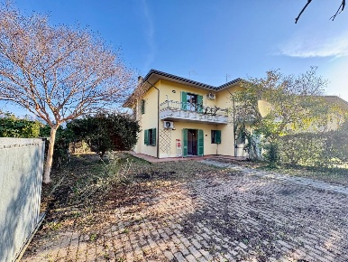 Foto Villa bifamiliare a Massa Ronchi - Poveromo di 134 m² con 5 locali