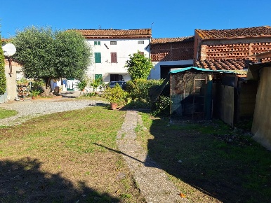 Foto Casa indipendente a Capannori Centro di 150 m² con 6 locali in vendita