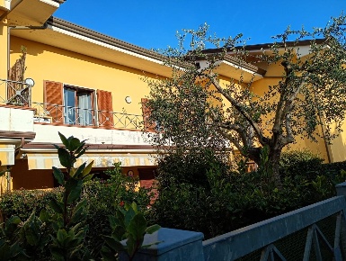 Foto Appartamento a Massa Marina di Massa Centro di 105 m² con 5 locali