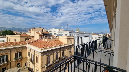 Foto Attico in Via Roma 299, Palermo Castellammare di 1350 m² con 30 locali