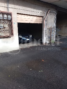 Foto Box in Via Cristoforo Colombo 1, Tremestieri Etneo Centro di 27 m²