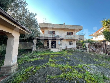Foto Casa indipendente in Via Trieste 60, Alvignano di 383 m² con 10 locali