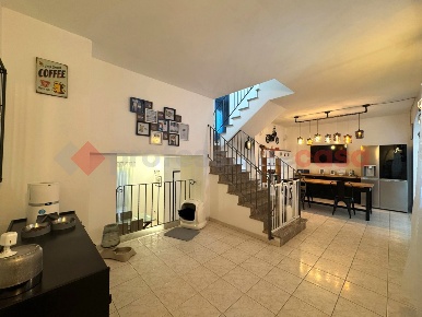 Foto Villa bifamiliare a Collesalvetti di 160 m² con 5 locali in vendita