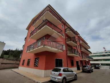 Foto Negozio in VIA PESCARA, L'Aquila di 320 m² con 1 locali in vendita