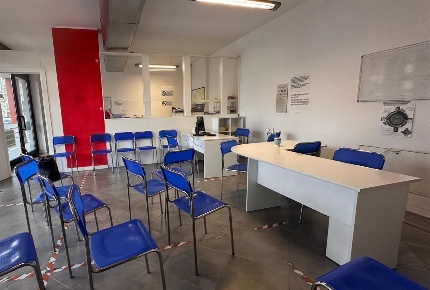 Foto Locale commerciale a Caronno Pertusella di 65 m² in vendita