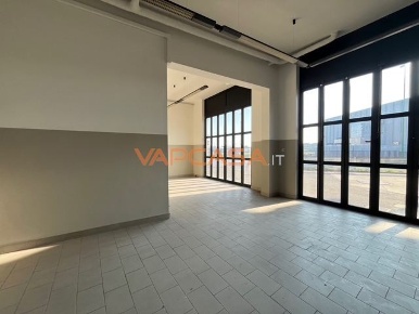 Foto Locale commerciale in CALCINATE, Ghisalba Centro di 115 m² in vendita