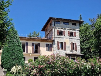 Foto Villa unifamiliare a Como di 1000 m² con 10 locali in vendita