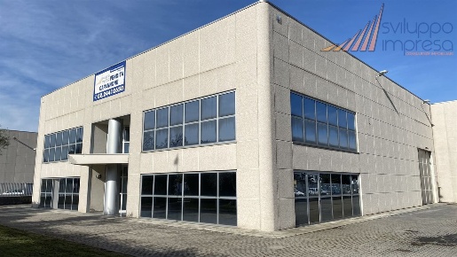 Foto Capannone industriale a Agrate Brianza di 1366 m² con 12 locali