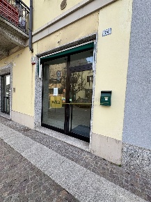 Foto Negozio in via azzone visconti, Lecco Centro di 116 m² con 2 locali