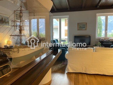 Foto Villa unifamiliare a Nago-Torbole di 209 m² con 6 locali in vendita