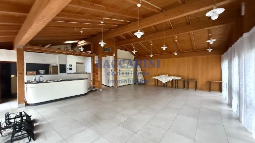 Foto Locale commerciale in VIA TULIERO, Faenza di 310 m² con 5 locali