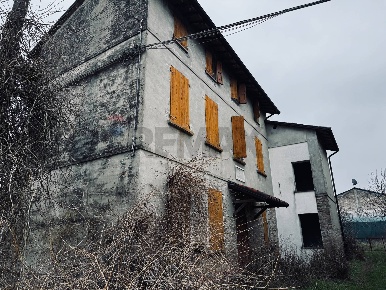 Foto Villa unifamiliare in via piccola 10, Poviglio di 129 m² con 5 locali