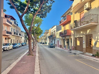 Foto Locale commerciale a Terrasini Centro di 103 m² con 2 locali