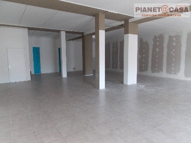 Foto Locale commerciale in Via Bulmetti, Spinetoli di 155 m² con 1 locali
