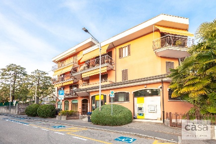 Foto Negozio in VIA PASUBIO 2, Varese Casbeno di 450 m² con 10 locali
