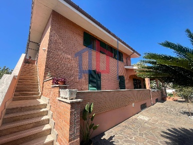 Foto Appartamento in Via Mar Nero, Pomezia Torvaianica Alta di 105 m²