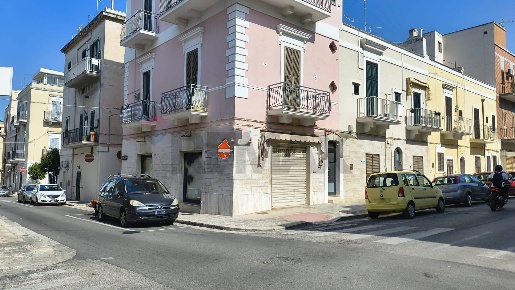 Foto Locale commerciale a Monopoli Centro di 101 m² con 3 locali in vendita