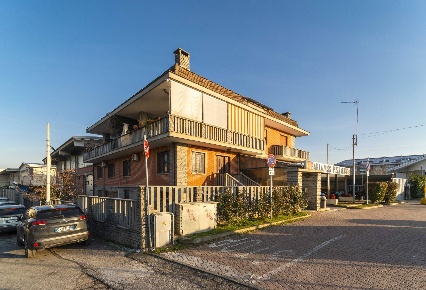 Foto Appartamento in strada Nizza 8, La Loggia Centro di 250 m² in vendita