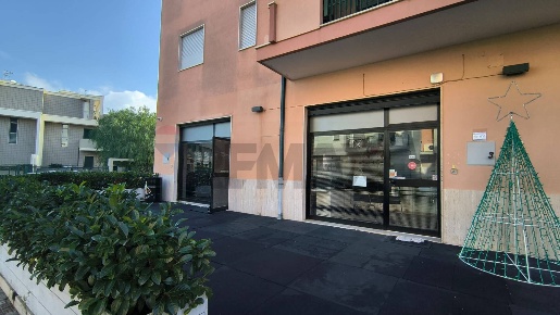 Foto Locale commerciale a Monopoli Centro di 118 m² con 3 locali in vendita